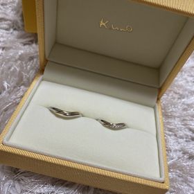 【ケイウノ ブライダル(K.UNO BRIDAL)の口コミ】 軽く湾曲したデザインで指が長く見えるとのことでした。
夫婦共にとても気…