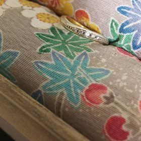 【杢目金屋(もくめがねや)の口コミ】 私と主人の好みが違ったため、違うデザインの指輪にすることは決めていま…