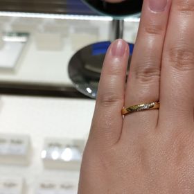 【festaria bijou SOPHIA(フェスタリア ビジュソフィア)の口コミ】 ゴールド素材のダイヤ付きの結婚指輪です。ダイヤが左下から右上に流れる…
