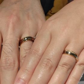 【CHARMY(チャーミー)の口コミ】 ゴールド素材の結婚指輪です。鍛造製法で作られている指輪で、変形しづら…