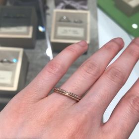 【YUKA HOJO(ユカホウジョウ)の口コミ】 色がピンクゴールドで、キラキラもついてるデザインがよく、ゼクシィアプ…