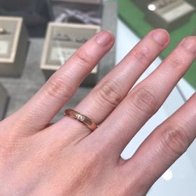 【YUKA HOJO(ユカホウジョウ)の口コミ】 柔らかめで石が沢山付いている他のリングと比較するために、シンプルな石…