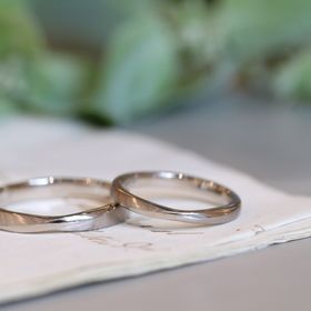 【Jewelry Petit(ジュエリープチ)の口コミ】 デザイナーの担当者さんとお話ししながら進めたため、シンプルながらこだ…