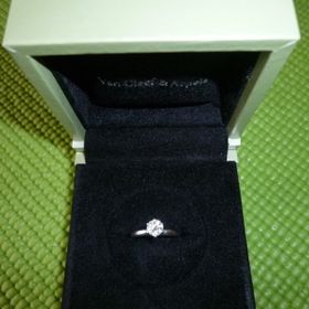 【ヴァン クリーフ＆アーペル(Van Cleef & Arpels)の口コミ】 シンプルですがエンゲージリングの王道なデザインと、ヴァン クリーフ＆ア…