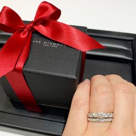 【ラザール ダイヤモンド(LAZARE DIAMOND)の口コミ】 今回は結婚記念日用の指輪を選びました。
ラザールにて購入し、愛用中のエ…