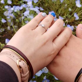 【出雲結(いずもゆい)の口コミ】 中央の儚げなダイヤにそれを囲むピンクサファイアの彩りが輝き、とても可…