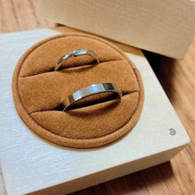 【ringram(リングラム)の口コミ】 お互いシンプルなデザインがよくツヤ感がある素材がよかったのでこちらに…