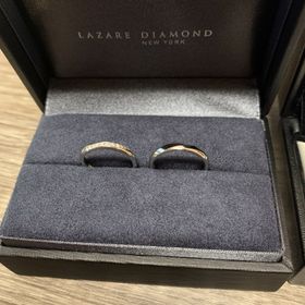 【ラザール ダイヤモンド(LAZARE DIAMOND)の口コミ】 指輪のデザインです。キラキラのダイヤが斜めに入っていて可愛いです。指…