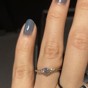 【エクセルコダイヤモンド(EXELCO DIAMOND)の口コミ】 センターダイヤの輝きがあり、その周りとダイヤの下にもメレダイヤがつい…