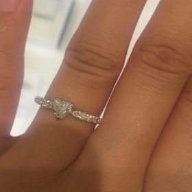 【STAR JEWELRY(スタージュエリー)の口コミ】 ハート形のセンターダイヤがとても可愛らしく、ハーフエタニティであるた…