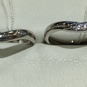 【Only You(オンリーユー)の口コミ】 形は男女同じですが、男性側は左につや消し、女性側はその反対側にダイヤ…