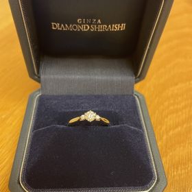 【銀座ダイヤモンドシライシの口コミ】 当初はダイヤモンドが一粒だけのってあるシンプルな指輪でいいかなと思っ…