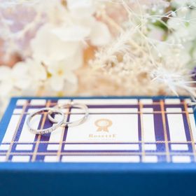 【RosettE(ロゼット)の口コミ】 ウェーブのデザインが好きで、石の大きさも大きすぎず気に入りました。男…