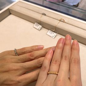 【ブシュロン(BOUCHERON)の口コミ】 四角形がごつごつしたデザインで、先進的でおしゃれなリングです。
着け心…