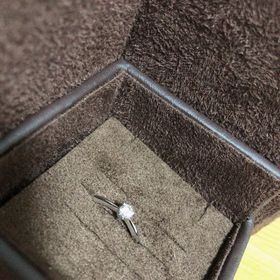 【BROOCH(ブローチ)の口コミ】 婚約指輪は、ダイヤがついててキラキラしてる
イメージがあったので、これ…