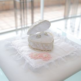 【ティファニー(Tiffany & Co.)の口コミ】 指輪の価格は二つで30万ほどでした。
三つダイヤが気に入ってこちらに決め…