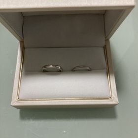 【宝寿堂(ほうじゅどう)の口コミ】 指輪のデザインは僕はシンプルなもので、妻は少し要望が多いいような指輪…