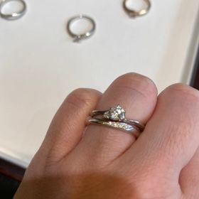 【杢目金屋(もくめがねや)の口コミ】 リングが細めの作りになっていて、小さな手の人にも馴染むデザインだと思…