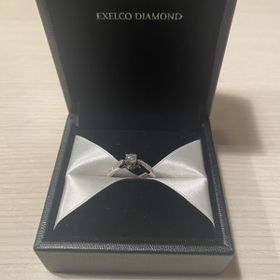 【エクセルコダイヤモンド(EXELCO DIAMOND)の口コミ】 センターだけではなく、輪の所にもぐるっと綺麗なダイヤモンドが入ってい…