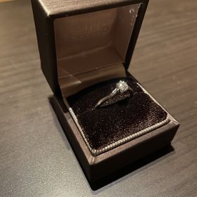 【アイプリモ(I-PRIMO)の口コミ】 まず第一はデザイン性に惹かれました。ダイヤの周りに緩いウェーブがかか…