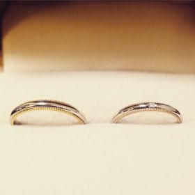 【AMOUR AMULET(アムール・アミュレット)の口コミ】 クラシカルなミル打ちのリングを探していたところ、この指輪をお勧めされ…