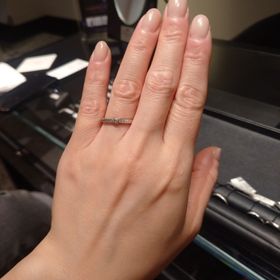 【エクセルコダイヤモンド(EXELCO DIAMOND)の口コミ】 指輪にリボンがぐるっとかかっているようなデザイン。手と手を取り合って…