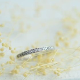 【CRAFY(クラフィ)の口コミ】 普段使い、結婚指輪と一緒に着けても映えるタイプの指輪を選びました。デ…