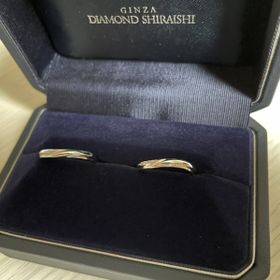 【銀座ダイヤモンドシライシの口コミ】 指輪のデザインは華奢な細いリングと今回購入したリングで悩みました。
細…