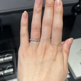 【エクセルコダイヤモンド(EXELCO DIAMOND)の口コミ】 【デザイン】キラキラしたリングを探していました。ベルファビオラは斜め…