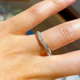 【銀座ダイヤモンドシライシの口コミ】 指輪に沢山のダイヤモンドがちりばめられたデザインでした。真ん中に少し…