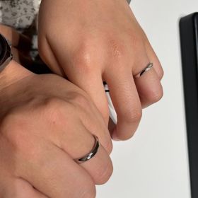 【ラザール ダイヤモンド(LAZARE DIAMOND)の口コミ】 ダイヤモンドが半円を描くようにぐるりと付着しており、自分から見ても、…