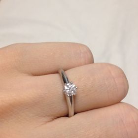 【ティファニー(Tiffany & Co.)の口コミ】 婚約指輪をする機会は少ないですが、シンプルなデザインなのが良かったの…