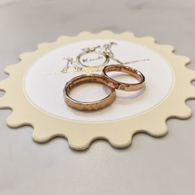 【ケイウノ ブライダル(K.UNO BRIDAL)の口コミ】 結婚10周年を記念して結婚指輪を新調しました。槌目デザインのものがよく…