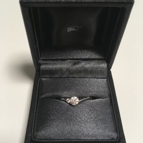 【ラザール ダイヤモンド(LAZARE DIAMOND)の口コミ】 私は指が太くて短いので、少しでも指を長く見せてくれるV字ラインのデザイ…