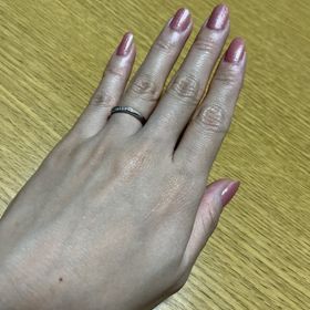 【銀座ダイヤモンドシライシの口コミ】 細め、角ばってない、ダイヤが一つではなく、何個かが並んで入っていて、…