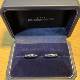 【銀座ダイヤモンドシライシの口コミ】 シンプルなデザイン。しかし、男性の指輪にはサファイア、女性の指輪には…