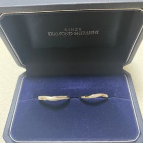 【銀座ダイヤモンドシライシの口コミ】 指輪は絶対にウェーブかVがよくてストレートもつけてみたけどやっぱり違く…