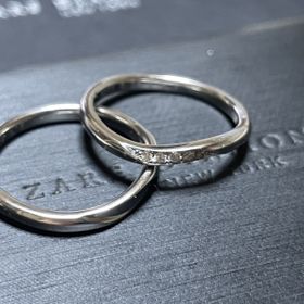 【ラザール ダイヤモンド(LAZARE DIAMOND)の口コミ】 シンプルながらも飽きのこないデザインで、
夫とお互いにつけた時、しっく…