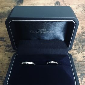 【銀座ダイヤモンドシライシの口コミ】 ダイヤモンドを両側から挟んでいるデザインが珍しかったので即決しました…