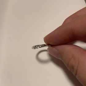 【銀座ダイヤモンドシライシの口コミ】 デザインですぐに一目惚れで決めました。元々ウェーブで石の入ったものを…