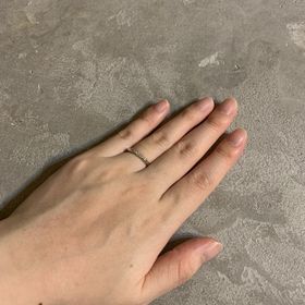 【銀座ダイヤモンドシライシの口コミ】 5個のダイヤモンドの輝きが綺麗で、シンプルかつ丈夫なところに惹かれまし…