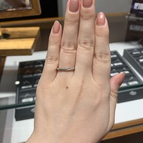 【銀座ダイヤモンドシライシの口コミ】 ウェーブでダイヤモンドがあり華やかなところがいいなと思いました◎シンプ…