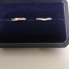 【銀座ダイヤモンドシライシの口コミ】 ・婚約指輪と合わせて着けた時のバランスとダイヤの組み合わせが良かった…