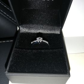 【LOVEST(ラヴェスト)の口コミ】 デザインが彼女のイメージととても合っており、ティアラのような少しエレ…