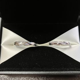 【エクセルコダイヤモンド(EXELCO DIAMOND)の口コミ】 ストレートなのにウェーブのようにみえておしゃれ、重厚感のあるデザイン…