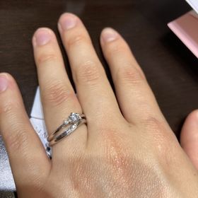 【TRECENTI(トレセンテ)の口コミ】 婚約指輪と結婚指輪を合わせてつけられます。
程よくウェーブがかかってい…