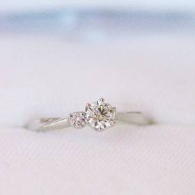 【Foulason(フレゾン)の口コミ】 メインのダイヤの脇に片方だけピンクダイヤモンドが付いていることで、流…