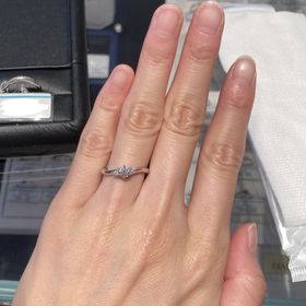 【銀座ダイヤモンドシライシの口コミ】 ウェーブがかかっていて、動きが出ていて素敵なデザインでした！メインダ…