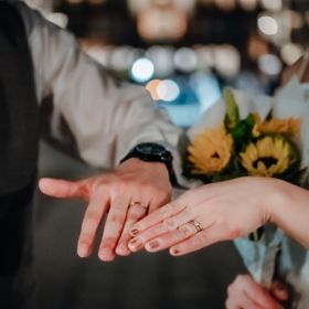 【4℃ BRIDAL(ヨンドシーブライダル)の口コミ】 シンプルで洗練されたデザインで、結婚指輪との重ね付けが出来るのを念頭…