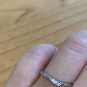【ラザール ダイヤモンド(LAZARE DIAMOND)の口コミ】 婚約指輪と重ねでつけてもしっくりくるデザインだったことが1番の決め手で…